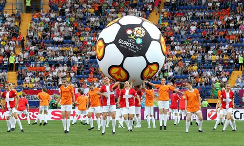 Україна спільно з Польщею приймала чемпіонат з футболу Євро-2012. Захід став випробуванням для інфраструктури та іміджу країни.