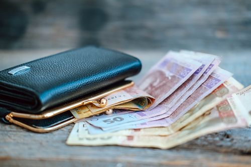 Economic downturn: the hryvnia exchange rate began to fall.